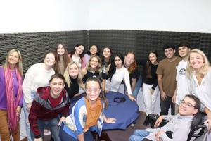 Estudiantes y docentes en el programa de radio conmemorativo del día del periodista.