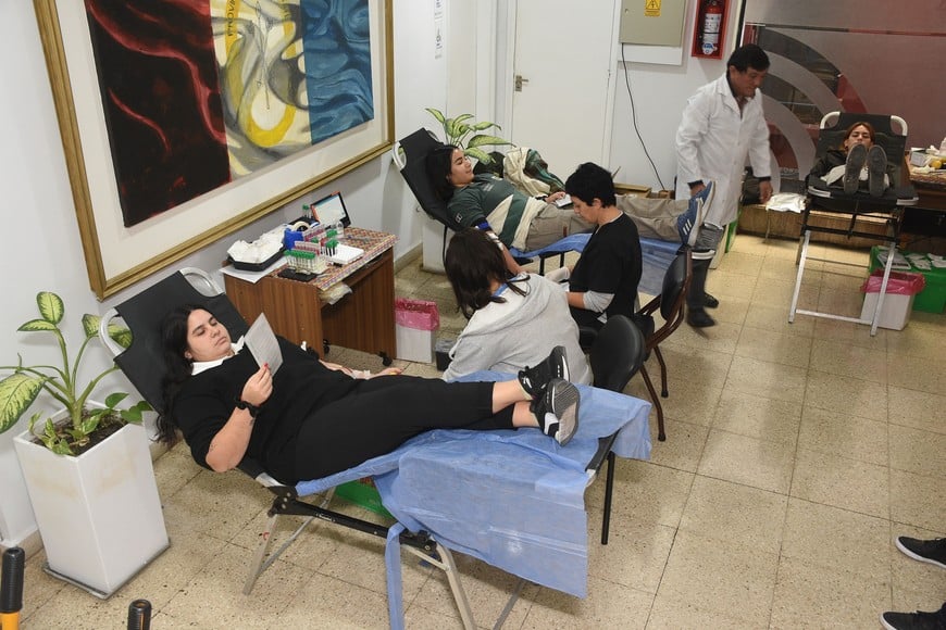 Donantes santafesinos dieron su sangre para salvar vidas. En el día Mundial de la donación de sangre unos 30 vecinos se acercaron al Concejo Municipal y pusieron el brazo para contribuir de forma voluntaria. La actividad fue organizada por el Cudaio y se replicó en Rosario.