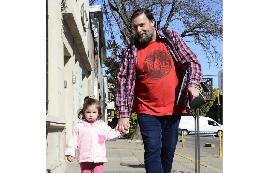 Los nuevos padres están implicadoscon la crianza de sus hijos, participan en las decisiones cotidianas y son emocionalmente demostrativos y abiertos.