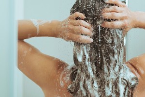Cuando se trata de determinar la frecuencia adecuada de la ducha, es importante considerar el tipo de piel.