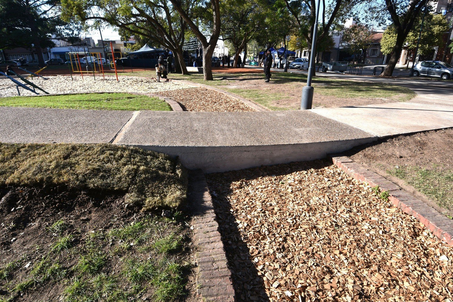 ntre las calles Marcial Candioti, Juan del Campillo, Necochea e Iturraspe, se ubica la Plaza de las Banderas. En el último tiempo este espacio público recibió mejoras, en las cuales se remodelaron las veredas, se instaló un nuevo sistema de iluminación led, se agregó equipamiento urbano (bancos, cestos de basura y bebederos).