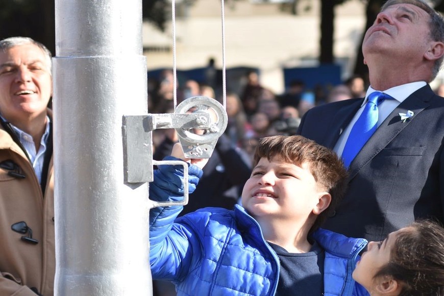 El intendente Emilio Jatón sostuvo: "La bandera es igualdad, solidaridad, empatía y también es humildad".  Foto: Mauricio Garín