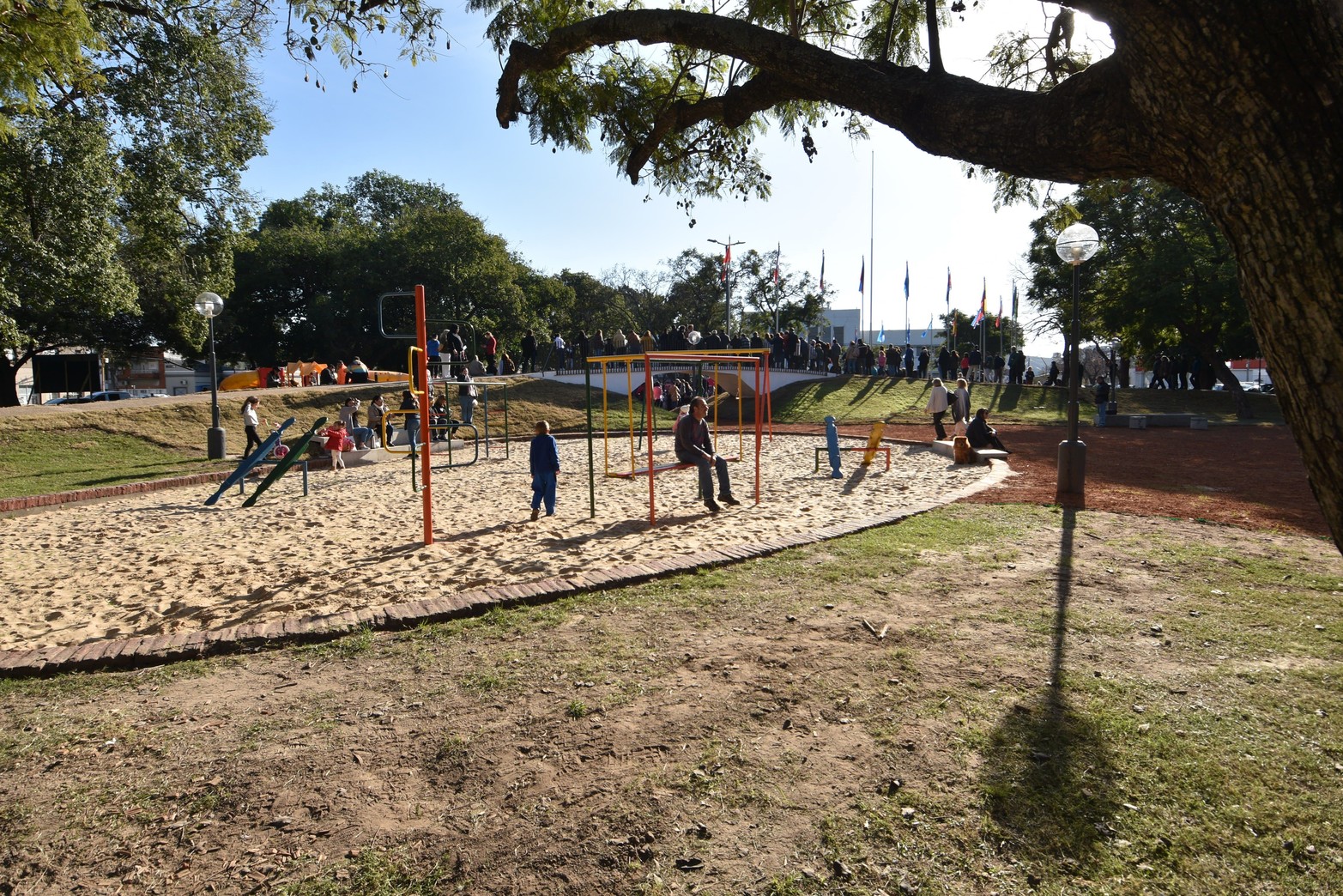 Entre las calles Marcial Candioti, Juan del Campillo, Necochea e Iturraspe, se ubica la Plaza de las Banderas. En el último tiempo este espacio público recibió mejoras, en las cuales se remodelaron las veredas, se instaló un nuevo sistema de iluminación led, se agregó equipamiento urbano (bancos, cestos de basura y bebederos).