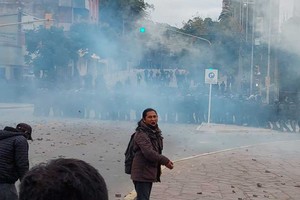 Las protestas se tornaron violentas con el correr de los minutos.