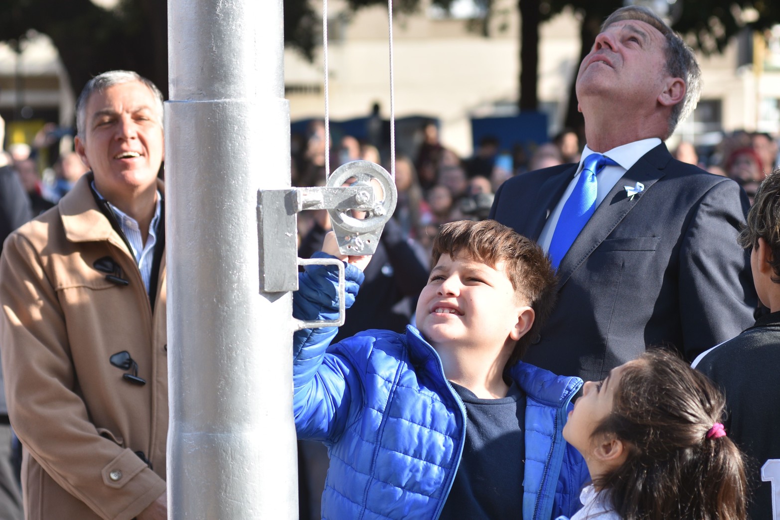 Alumnos, el intendente y autoridades de la provincia izaron la bandera Argentina.