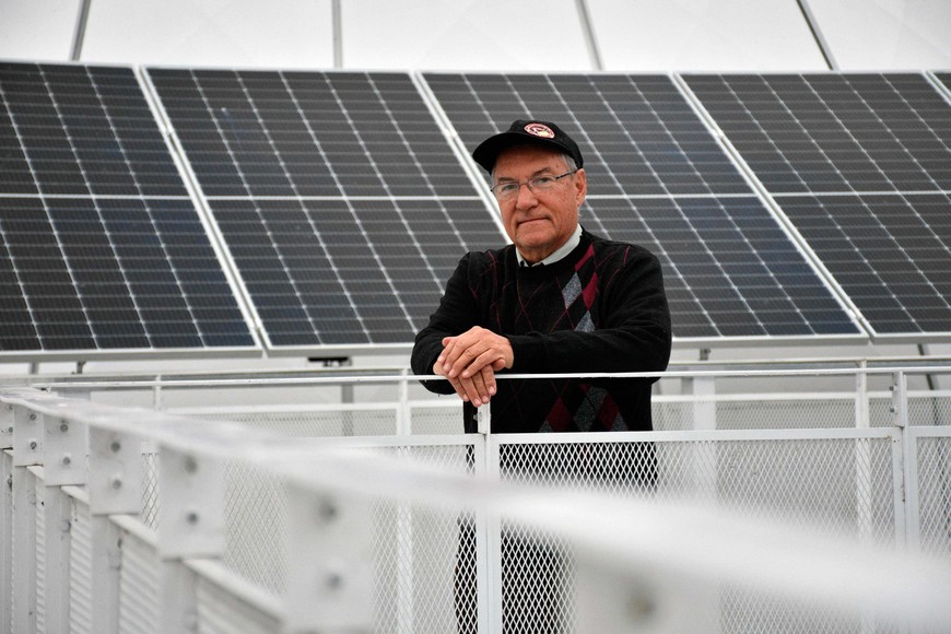 El "Profe". Jorge Coghlan, director del Centro de Observadores del Espacio, posa delante de la cúpula. Crédito: Pablo Aguirre