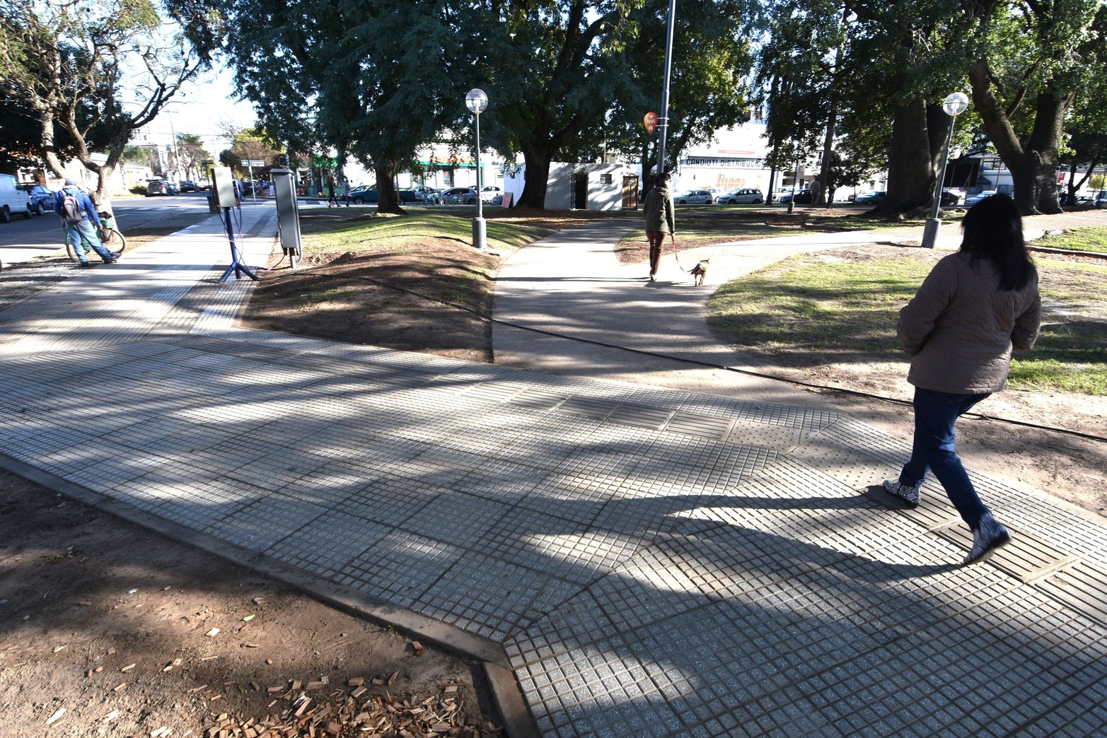 Entre las calles Marcial Candioti, Juan del Campillo, Necochea e Iturraspe, se ubica la Plaza de las Banderas. En el último tiempo este espacio público recibió mejoras, en las cuales se remodelaron las veredas, se instaló un nuevo sistema de iluminación led, se agregó equipamiento urbano (bancos, cestos de basura y bebederos).