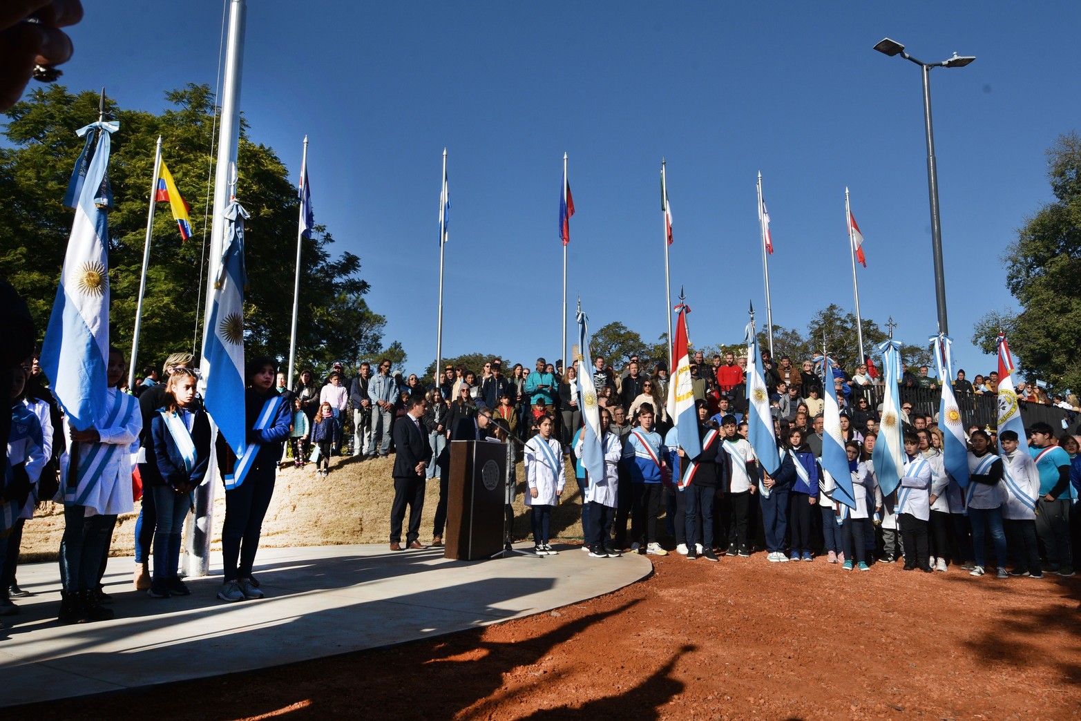 El acto se desarrolló en la renovada plaza de Las Banderas.
