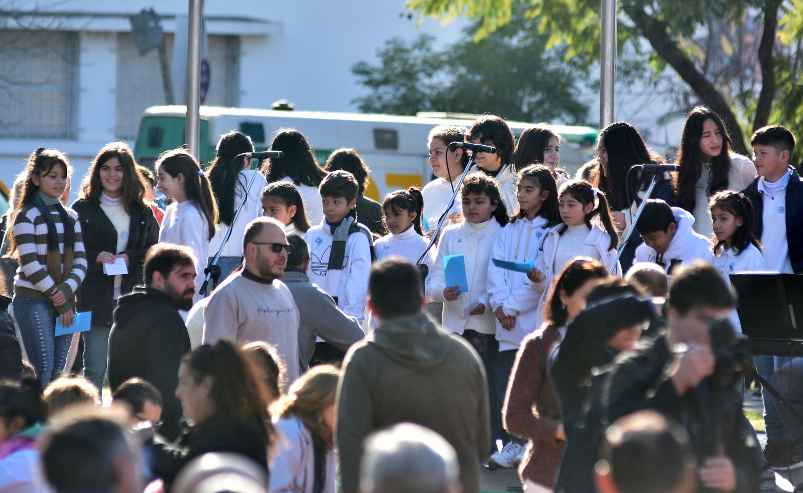 Un coro de niños y niñas cantó canciones sobre Belgrano.