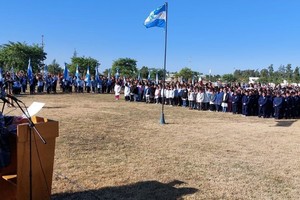 Mitre procedió a tomar el juramento a los alumnos con la habitual fórmula de lealtad a la enseña patria, no sin antes recordarles que “están comprometidos a ser ciudadanos libres y justos, a estudiar con firme voluntad promoviendo la solidaridad y la paz, sosteniendo siempre los valores con principios humanos y patrióticos”.