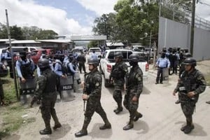 Las fuerzas de seguridad en la cárcel donde ocurrió el enfrentamiento. Créditos: Fredy Rodriguez/Reuters
