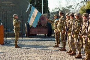 En primer término, se efectuó un izamiento en el Campo de la Gloria, del que participaron granaderos del destacamento Campo de la Gloria, ex combatientes de Malvinas, comunidades escolares, miembros del batallón de arsenales N° 603, bomberos Zapadores y bomberos Voluntarios e instituciones de la ciudad.