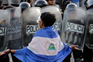 Un joven enmascarado protesta contra el Gobierno nicaragüense de Daniel Ortega en Managua. Créditos: INTI OCON (AFP)
