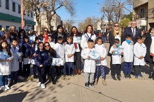 En el cierre del acto, los profesores de música de la Escuela N°242 "Manuel Belgrano" interpretaron canciones alusivas, y el alumno Rodrigo Valdez entonó la canción "Para todos brilla un sol" de Soledad Pastorutti y Abel Pintos.