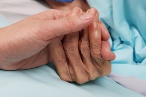 El paciente tiene un estado vegetativo persistente.