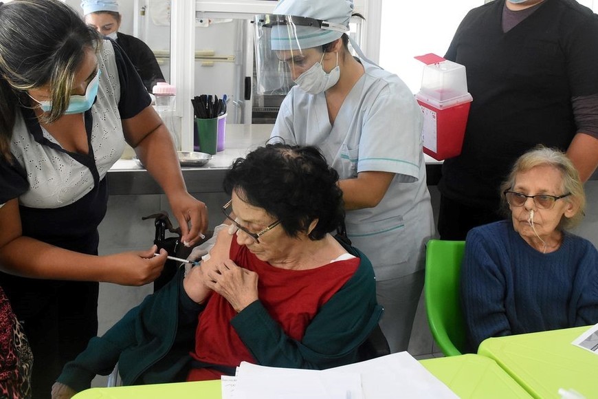 Una de las franjas etarias marcadas como población objetivo es la de personas mayores de 65 años. "El 93% se vacunó, es una buena cobertura", remarcó Martorano. Foto: Guillermo Di Salvatore