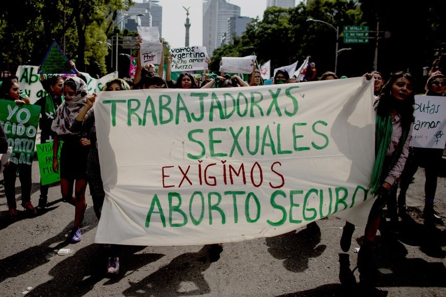 (180808) -- CIUDAD DE MEXICO, agosto 8, 2018 (Xinhua) -- Personas participan en una marcha denominada "Por el aborto legal, seguro y gratuito", en la Ciudad de México, capital de México, el 8 de agosto de 2018. De acuerdo con información de la prensa local, la marcha fue organizada en demanda de aborto legal en todo México, así como en solidaridad con Argentina, donde el miércoles el Senado de ese país vota el proyecto de ley que legaliza el aborto en medio de los encendidos debates a favor y en contra de la iniciativa. (Xinhua/Miguel Tovar) (mt) (da) (vf)

 mexico  marcha protesta a favor de la despenalizacion del aborto