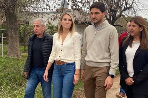 Maximiliano Pullaro secundado por la intendenta actual de Santo Tomé, Daniela Qüesta u la precandidata a Senadora, Virginia Coudannes.