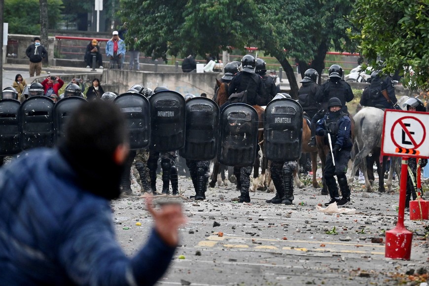 Demonstrators clash with police during violent protests against the approval of a reform to the provincial constitution, in San Salvador de Jujuy, Argentina June 20, 2023. REUTERS/Charly Soto 
NO RESALES. NO ARCHIVES