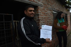 Uno de los tantos vecinos de barrio Marcos Bobbio que ya sabe "dónde vive".    Foto: Flavio Raina