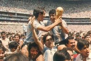 Diego Maradona llevado en andas por Roberto Cejas. Pedro Pasculli con Gustavo Ripke.. Crédito: El Litoral.