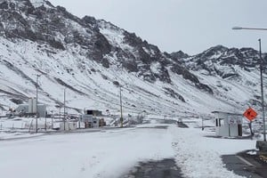 La nieve mantiene detenidos a cientos de vehículos de carga.