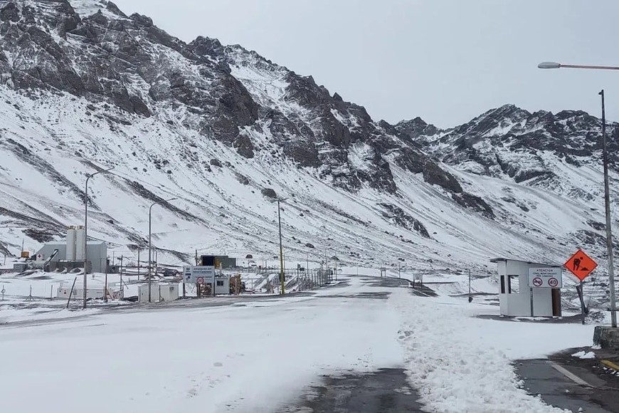 Hay alrededor de 3.000 camiones esperando cruzar desde el lado chileno hacia Argentina