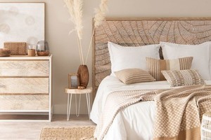 Al aplicar estos consejos, crearás un dormitorio que te invitará a desconectar, a descansar y a disfrutar de la calma.