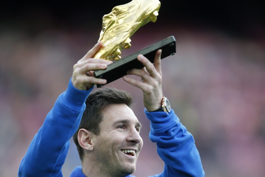 futbolista jugador muestra su ultimo premio trofeo Botin de Oro por ser el goleador de todas las ligas de europa

Barcelona's soccer player Lionel Messi poses with the Golden Boot trophy before their Spanish first division league match against Granada at Camp Nou stadium in Barcelona November 23, 2013. Messi won the trophy for scoring 46 goals in Europe's domestic leagues last season. REUTERS/Albert Gea (SPAIN - Tags: SPORT SOCCER) españa lionel messi campeonato torneo liga española español futbol futbolistas partido barcelona granada
