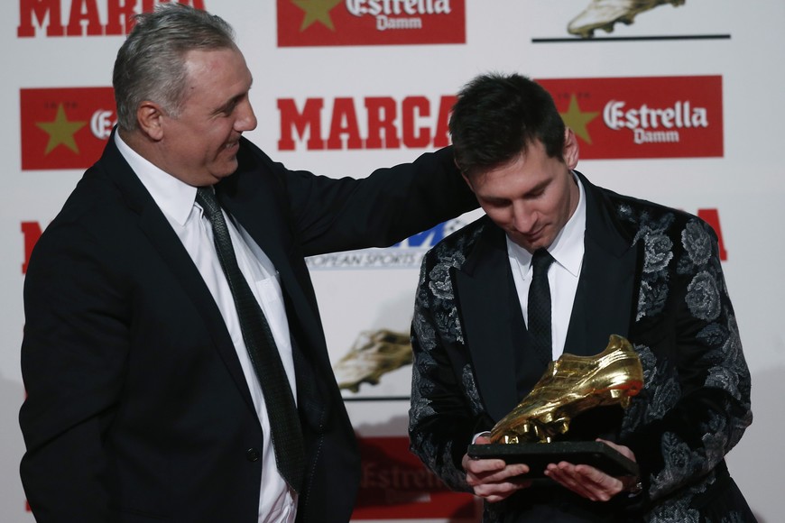 distincion premio al ser el maximo goleador de todas las ligas de europa El delantero argentino del Barcelona Lionel Messi tras recibir, hoy en Barcelona, la Bota de Oro 2012-13, que le acredita como el máximo goleador (50 tantos) de todas las ligas europeas y que suma a las que ya logró en las temporadas 2009-10 y 2011-2012. EFE/Andreu Dalmau. barcelona españa Hristo Stoichkov  lionel messi futbol premio premios botin de oro futbol futbolistas barcelona premio distinciones botin de oro
