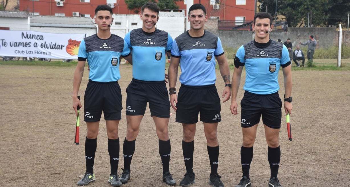 Agustín Vegetti. Otro de los jóvenes valores surgido en nuestra Liga Santafesina. El juez nacional es el segundo de izquierda a derecha en la lista de los cuatro árbitros que dirigieron, este sábado, el partido de Las Flores II vs Independiente de Santo Tomé. Créditos: Luis Cetraro