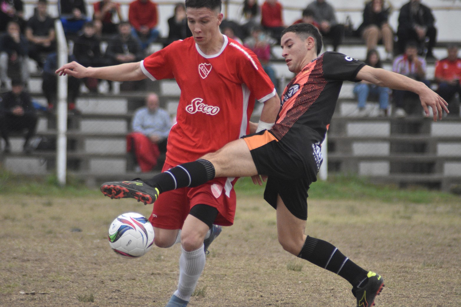 Las Flores II 1 -Independiente Santo Tomé 2. Foto: Luis Cetraro
