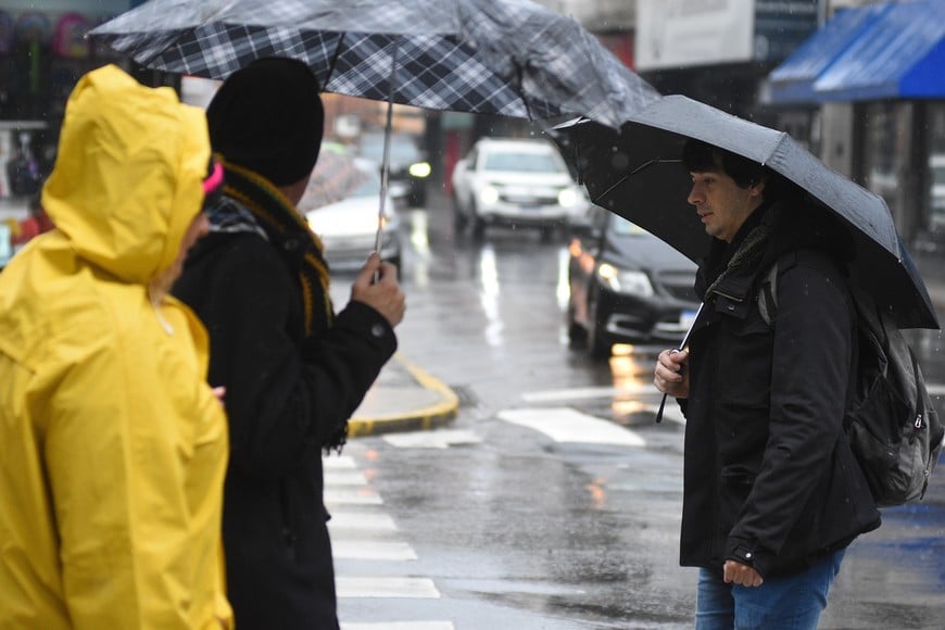 Un chaparrón en el inicio del invierno. En el día más corto del año, apareció la lluvia. Al frente frío que permanece desde hace varios días en la zona se le sumó la humedad.