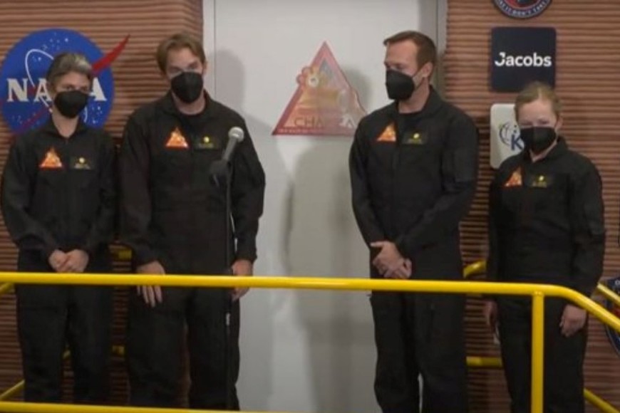 Los voluntarios en los momentos previos al ingreso dentro de la cabina.