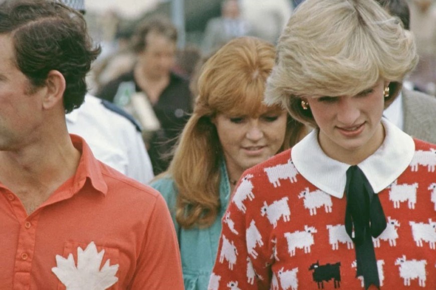 La entonces Princesa de Gales luciendo la prenda ya casada con Carlos.