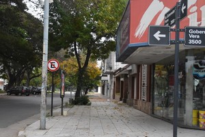 Vecinos advierten que en los alrededores del club, en cada noche de bailanta, padecen a los trapitos y hechos de vandalismo en la vía pública.  Foto: Manuel Fabatía