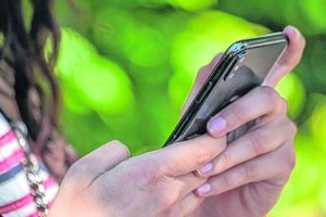 Un grupo incitaba a los participantes a llevar a cabo retos.