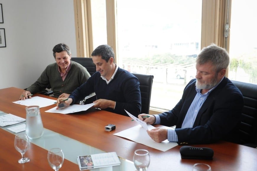 Rodrigo Gayà (Asoc. Hotelera Gastronómica), Franco Arone (del municipio) y Jorge Pighìn (Colegio Corredores Inmobiliarios) firmaron el convenio este lunes. Crédito: Gentileza