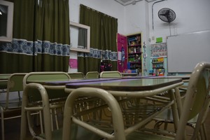 Supervisores y directores de escuelas que ya gozan de su jubilación no ganan el 82% que ha previsto la ley, los pagos "en negro" a los activos no se han trasladado a sus haberes. Crédito: Flavio Raina