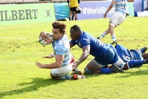 Mateo Soler apoya su try ante Italia, partido en el cual jugó de wing. Frente a Georgia, será fullback. Crédito: Prensa UAR.