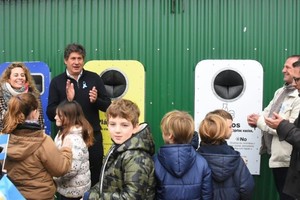 En Funes, se han instalado ocho estaciones de recepción de residuos reciclables. Los puntos se ubican en el Obrador Municipal, plaza Don Bosco, Jardín n° 349, Jardín n° 362, Colegio Montessori, Colegio Liceo Aeronáutico y Estancia Danfield.