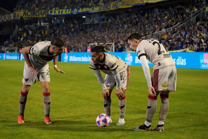 Conciliábulo antes de la ejecución de un tiro libre. ¿Los protagonistas?, Picco, Delgado y Meza. Créditos: Agustín Guzmán.