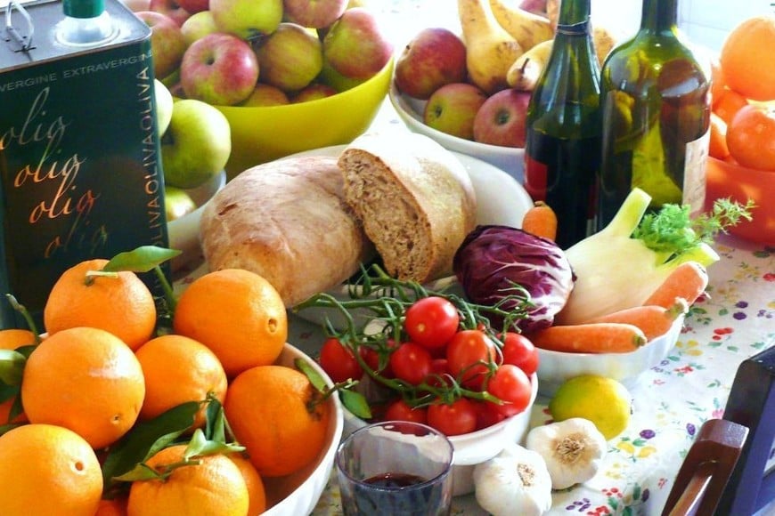 La dieta mediterránea se centra en comer alimentos como pescado, frutas, verduras, granos integrales y panes con alto contenido de fibra, y aceite de oliva. La carne, el queso y los dulces están muy limitados. Crédito: Archivo.