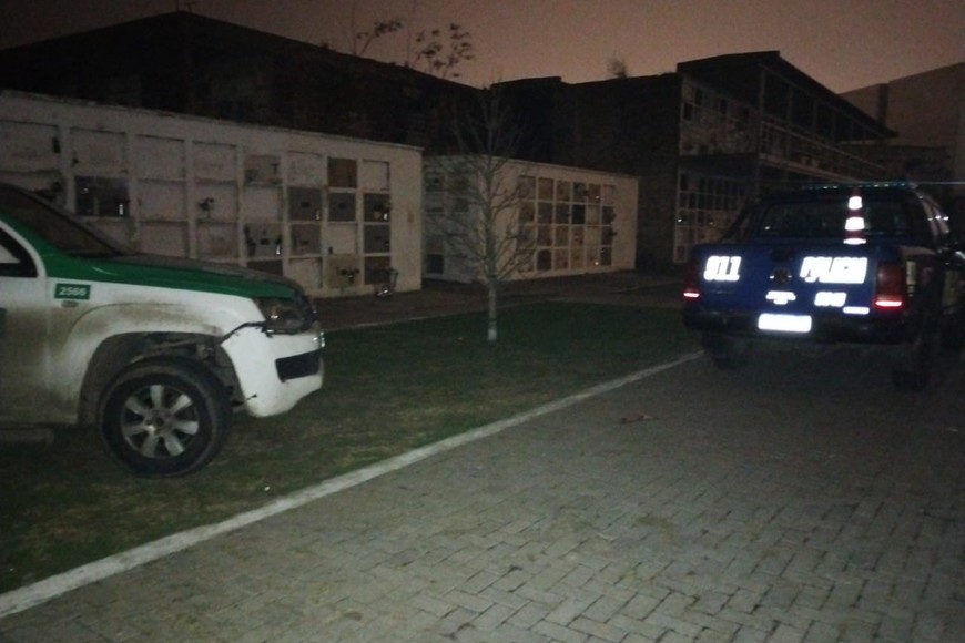 De noche. En la oscuridad actuaron quienes profanaron la necrópolis santafesina. Gentileza MCSF.