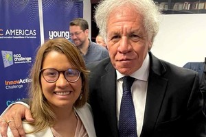 Fabiana Retamar junto a Luis Almagro, Secretario General de la OEA, en Washington.