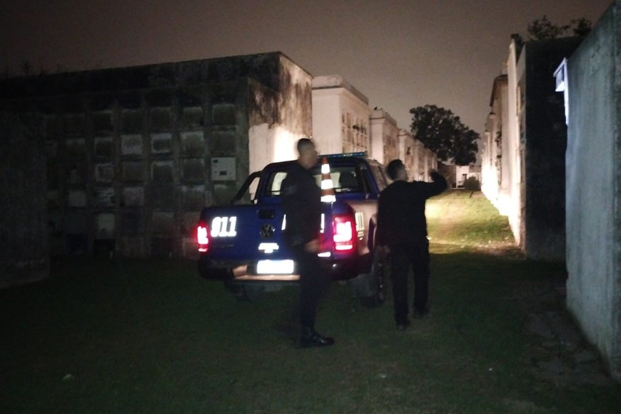 De noche. En la oscuridad actuaron quienes profanaron la necrópolis santafesina. Gentileza MCSF.