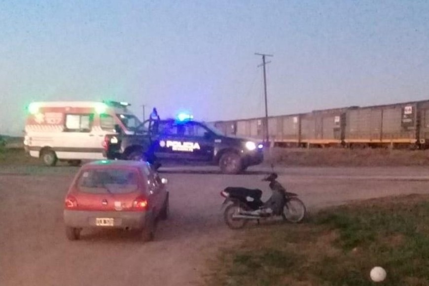 Intervención policial tras el impacto del tren con el camión.