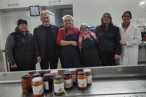 Marcelo Lewandowski visitó el proyecto agroecológico que incluye una huerta y la sala de elaboración.