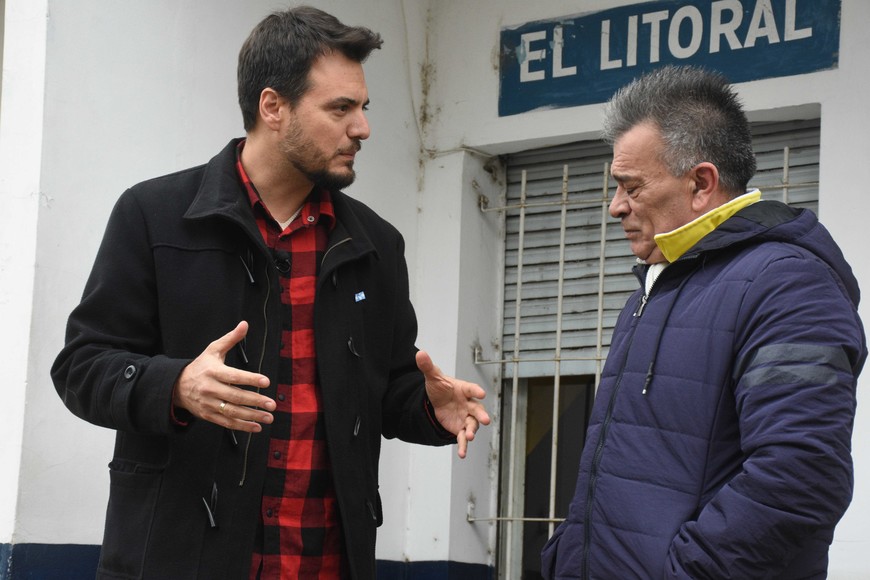 El precandidato a concejal, con uno de los visitantes habituales del viejo Club de Bochas El Litoral. Crédito: Luis Cetrato
