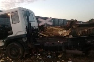 Así quedó el camión tras el impacto del tren.